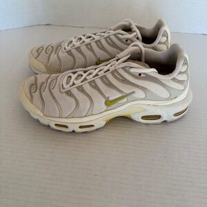 Nike Air Max Plus Tn Womens Sz 9.5 White Running Sneakers Shoes DV6987-100